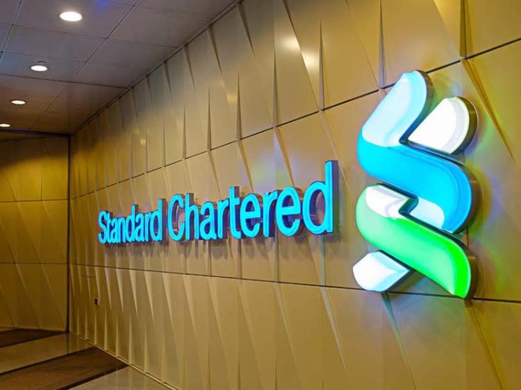 Nigerianos e sul-africanos interessados no Standard Chartered Bank Angola 